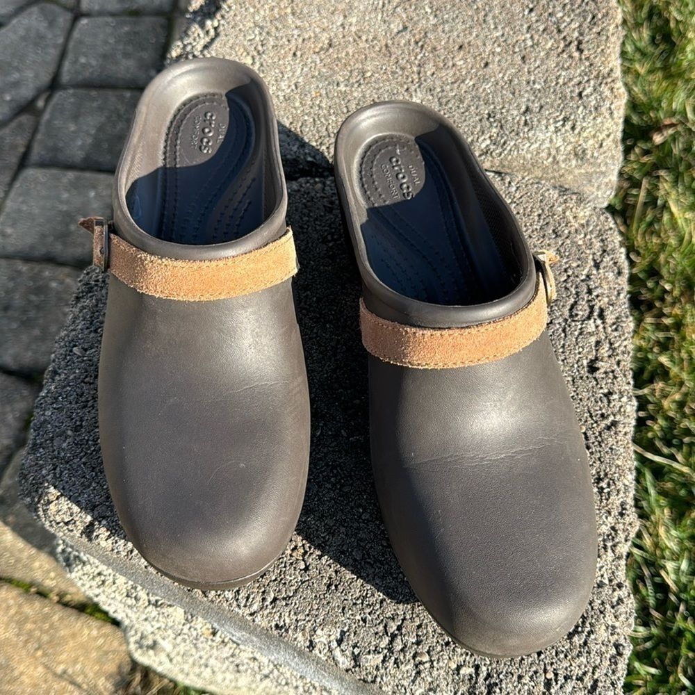 NEW, ’CROC’ MULE CLOGS ARE SIZE 9W. BROWN COLOR, SLIP-ON STYLE, RUBBER UPPER. BR